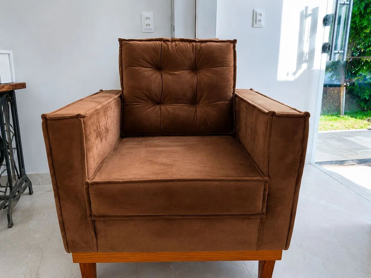 Conjunto com 3 Poltronas em Suede Marrom - Excelente Estado - R$ 1.000 - Foto 2