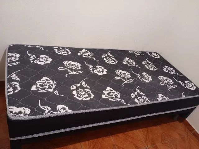 Cama box de solteiro quase nova!