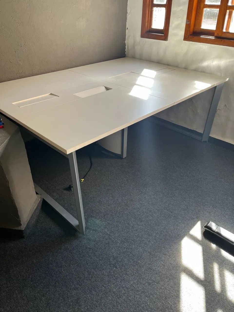 MESA DE ESCRITÓRIO DUPLA COM CALHAS E TOMADAS - Foto 2