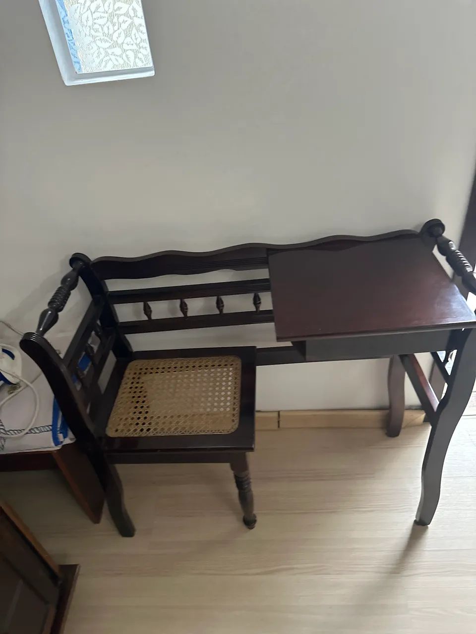 Mesa de telefone antiga 