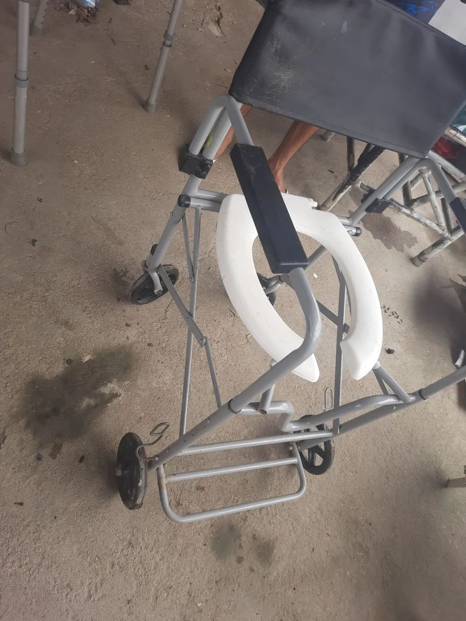 Vende-se cadeira de roda e banho  - Foto 5