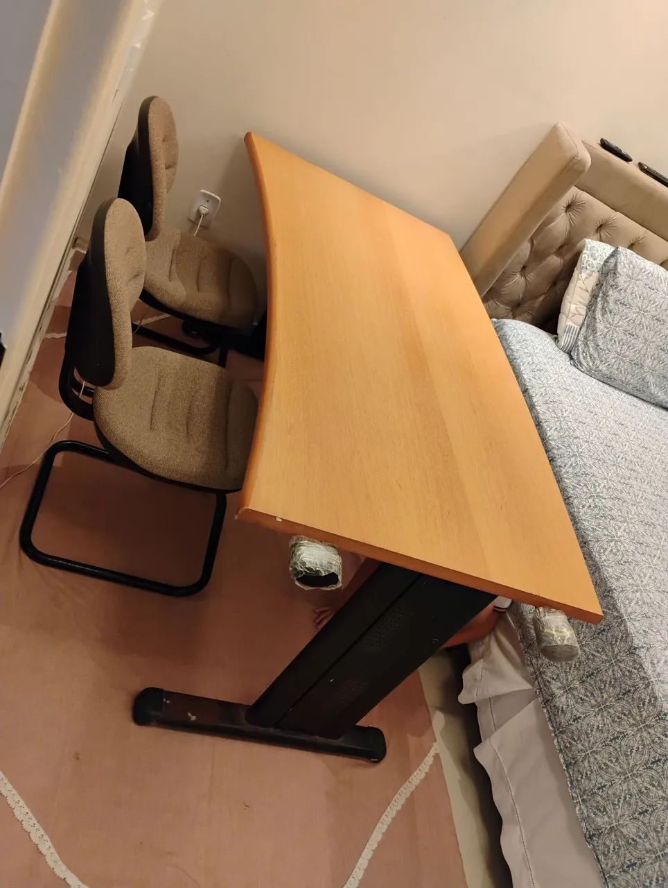 Mesa de escritório com 03 cadeiras  - Foto 4
