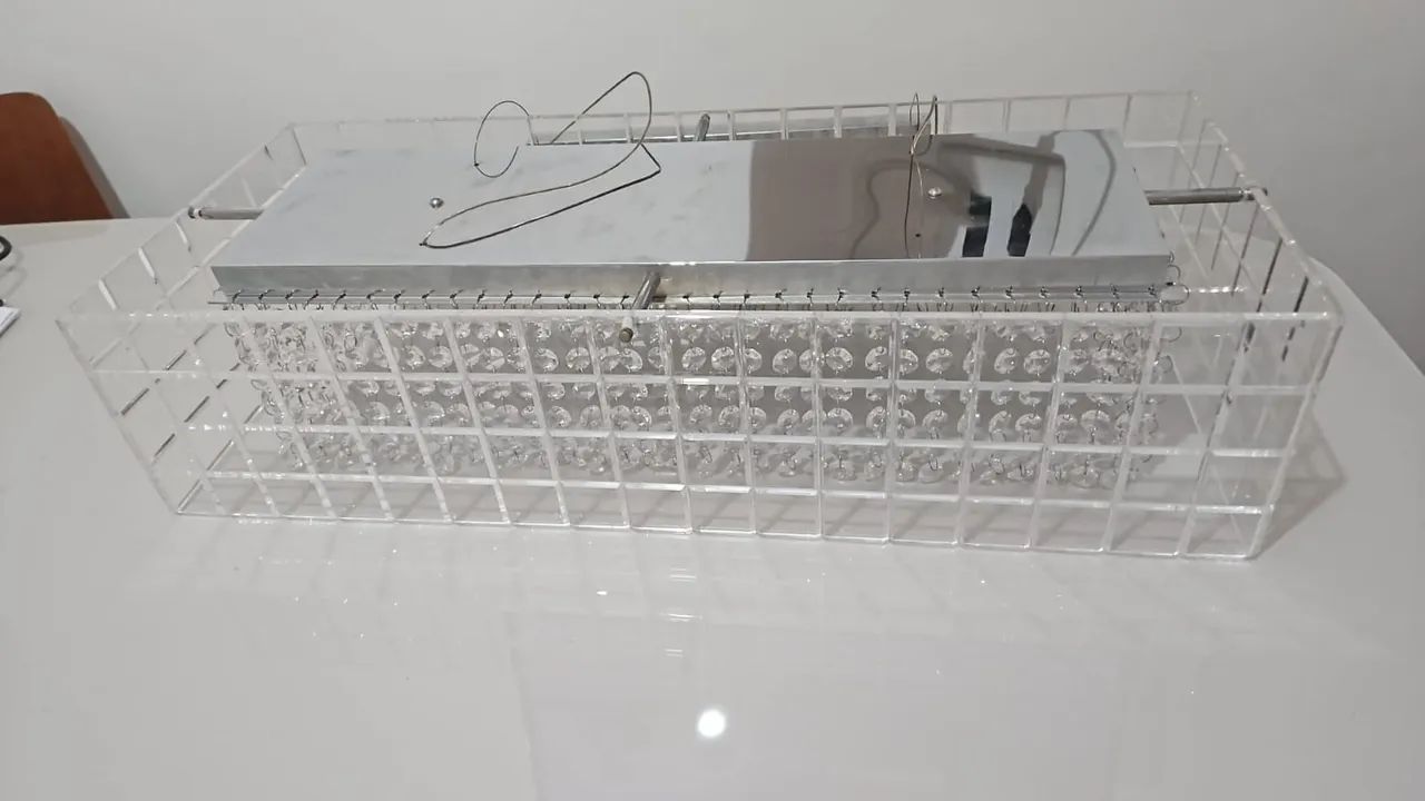 Lustre retangular de acrílico e cristais