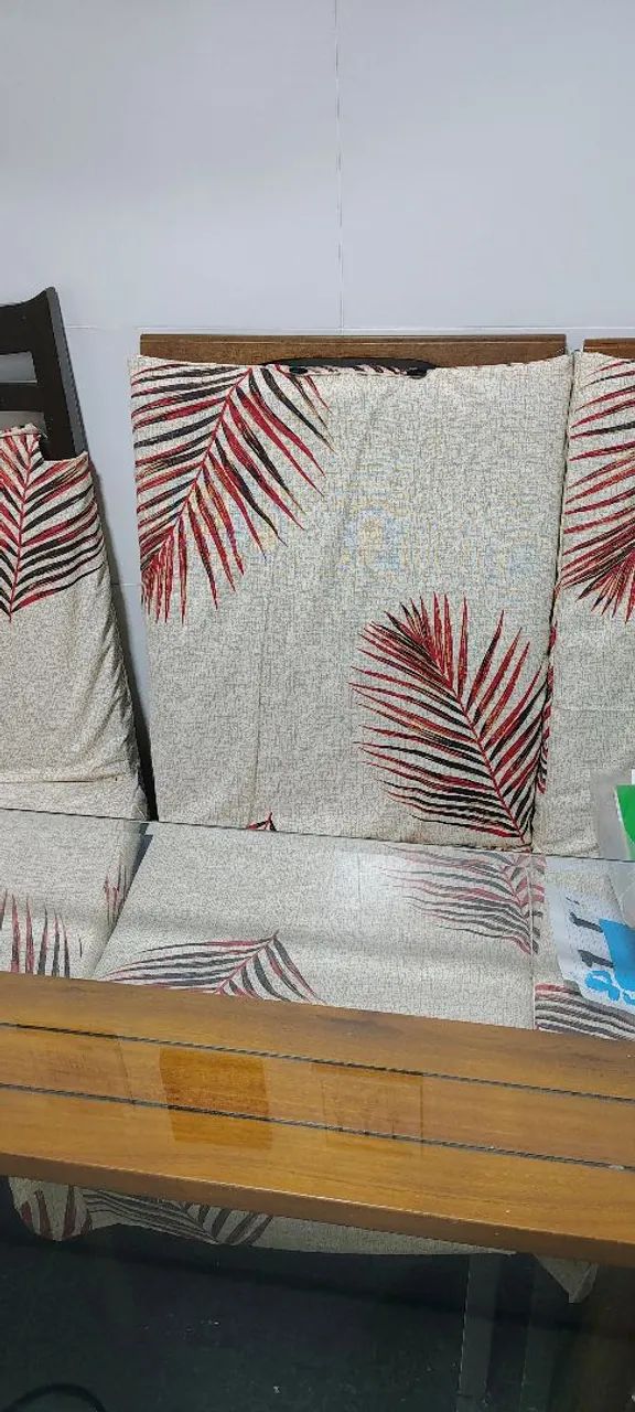 Anúncio de uma mesa com 6 cadeiras tampo de vidro e pés de madeira  - Foto 3