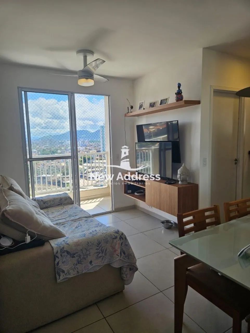 Apartamento 2 quartos em Santa Inês com 45m², varanda e móveis planejados.