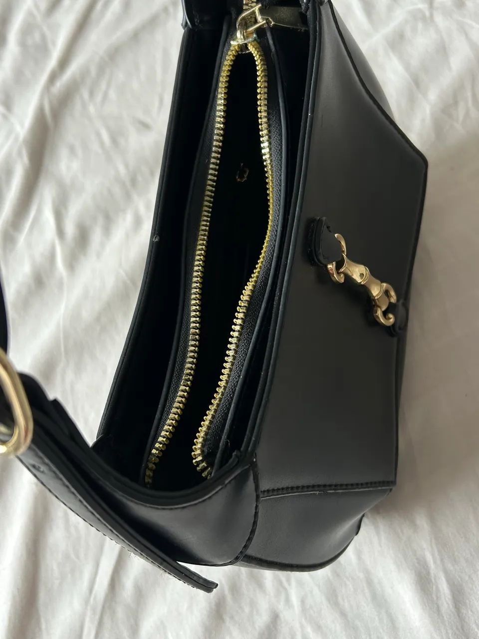Bolsa de ombro preta com detalhe dourado  - Foto 4