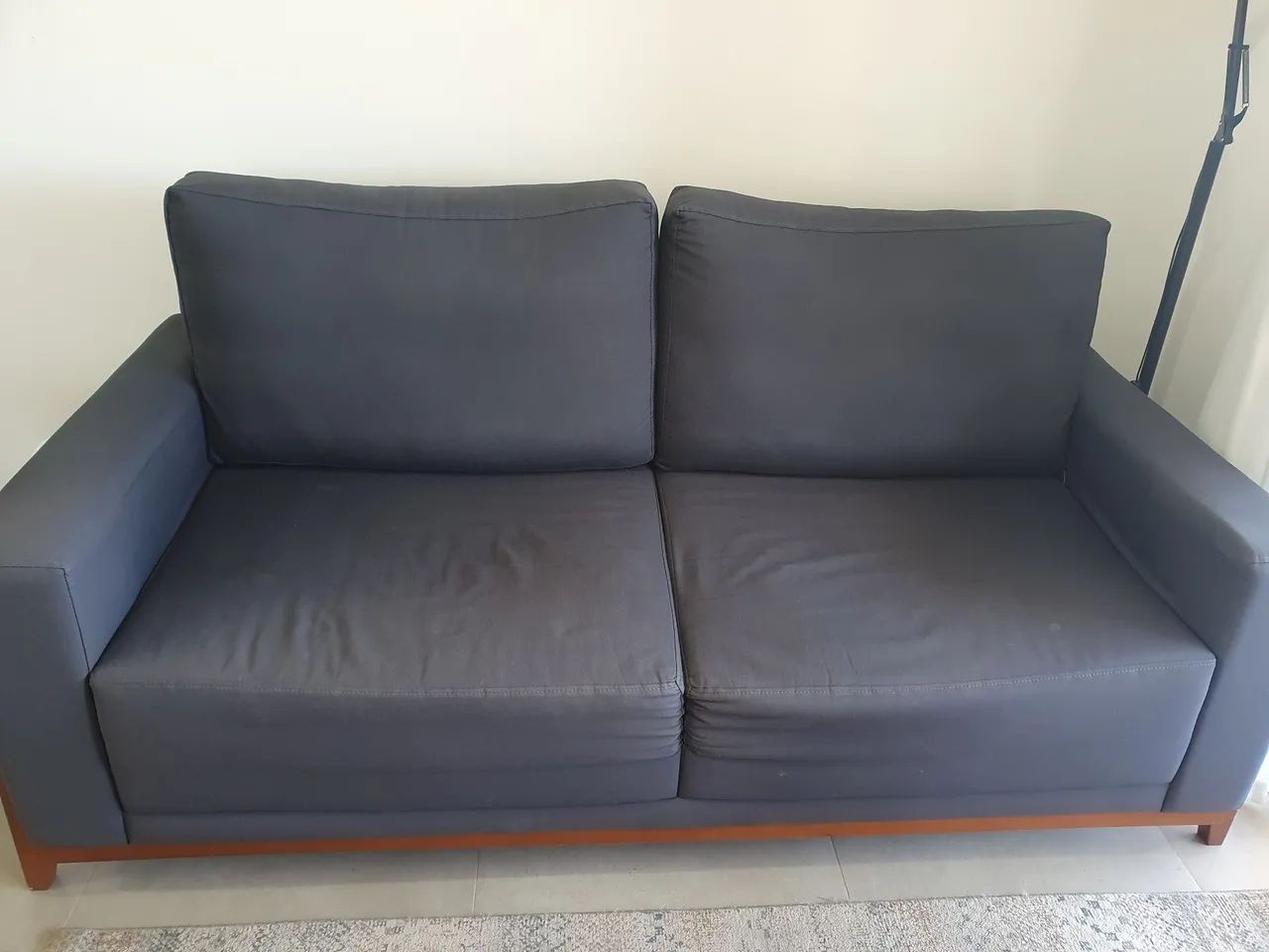 Sofá 2 Lugares em Linho Cinza - Moderno e Confortável | Ótimo Estado - Foto 2