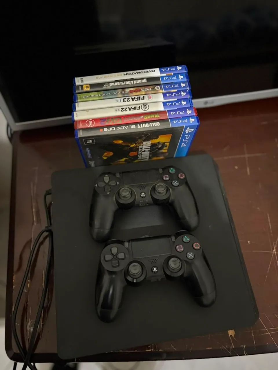 playstation 4 slim com 13 jogos e 2 controles - Foto 4