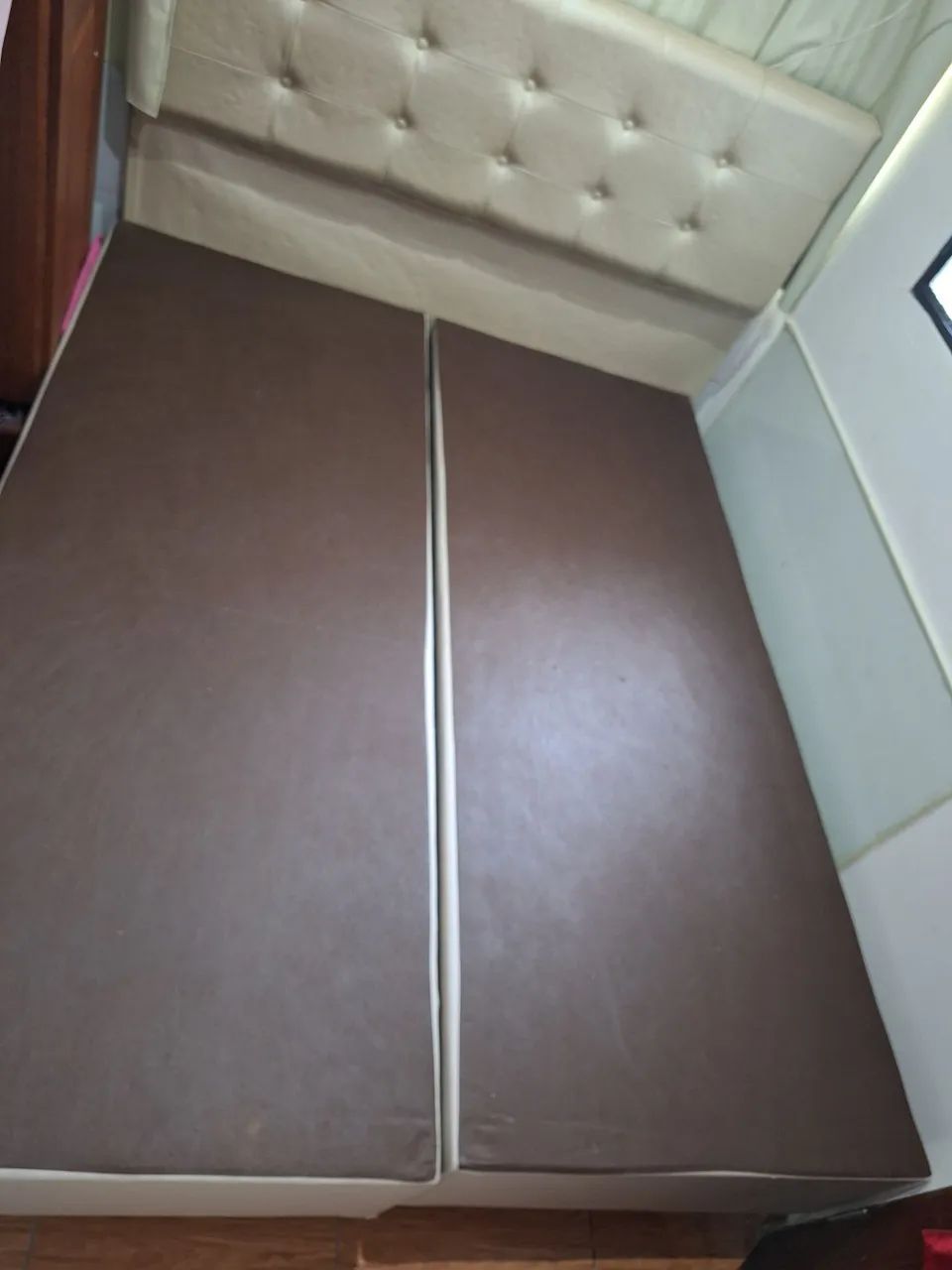 Base de Cama Queen com forro lateral na cor bege em 2 módulos