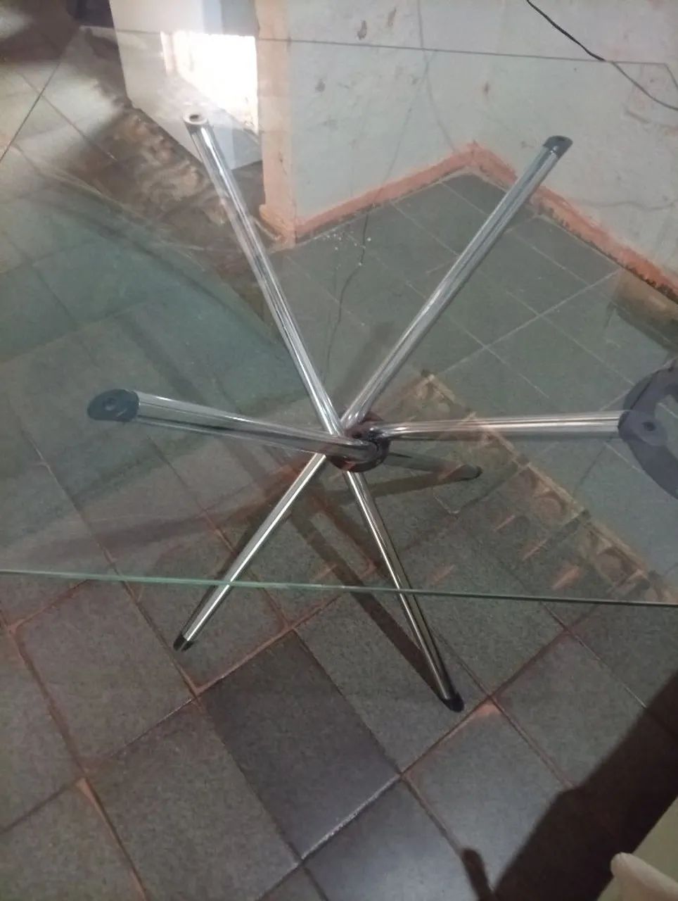 Estou vendendo esta mesa bem conservada 