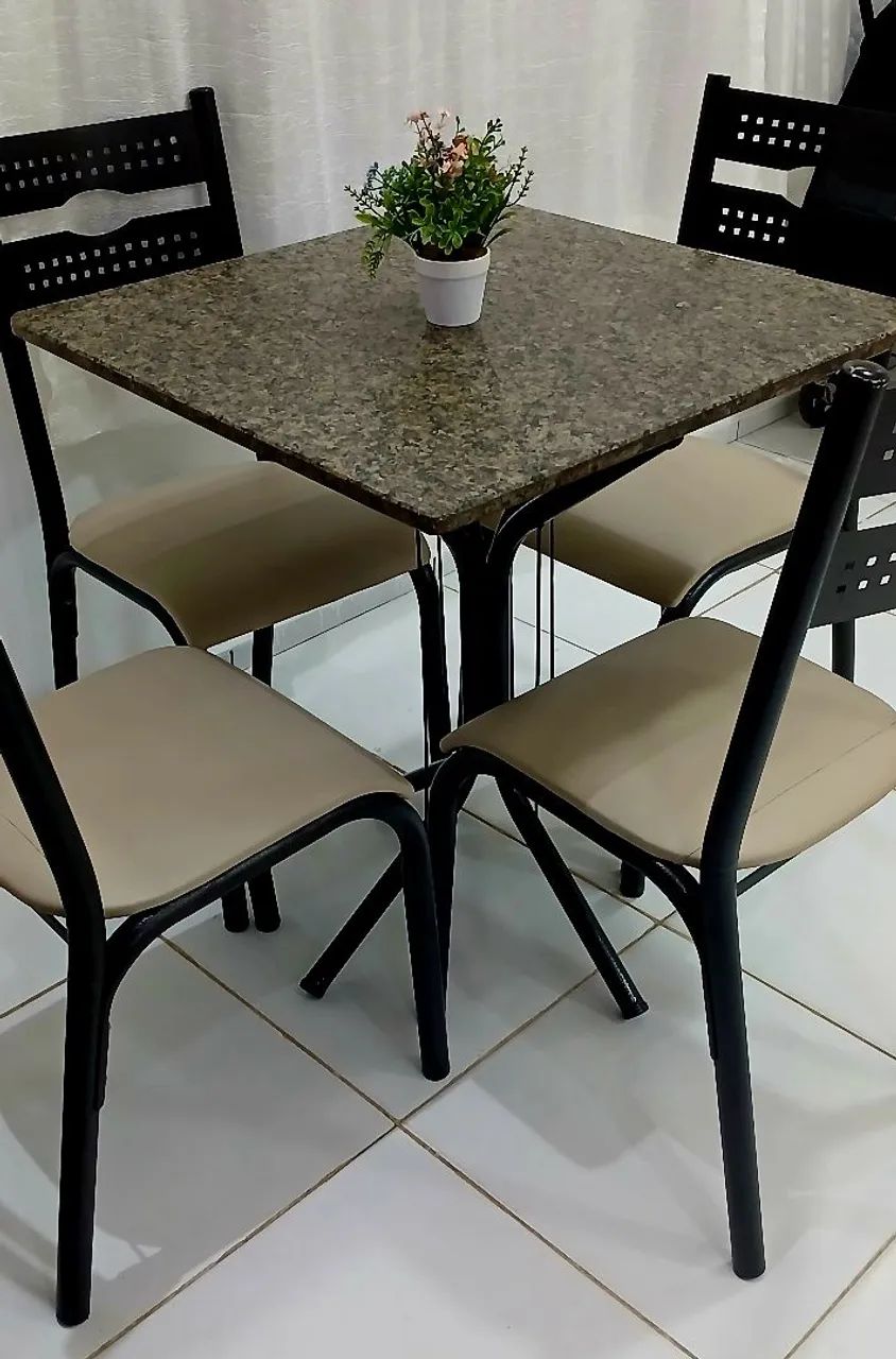 Mesa de Mármore com 4 Cadeiras  - Foto 3