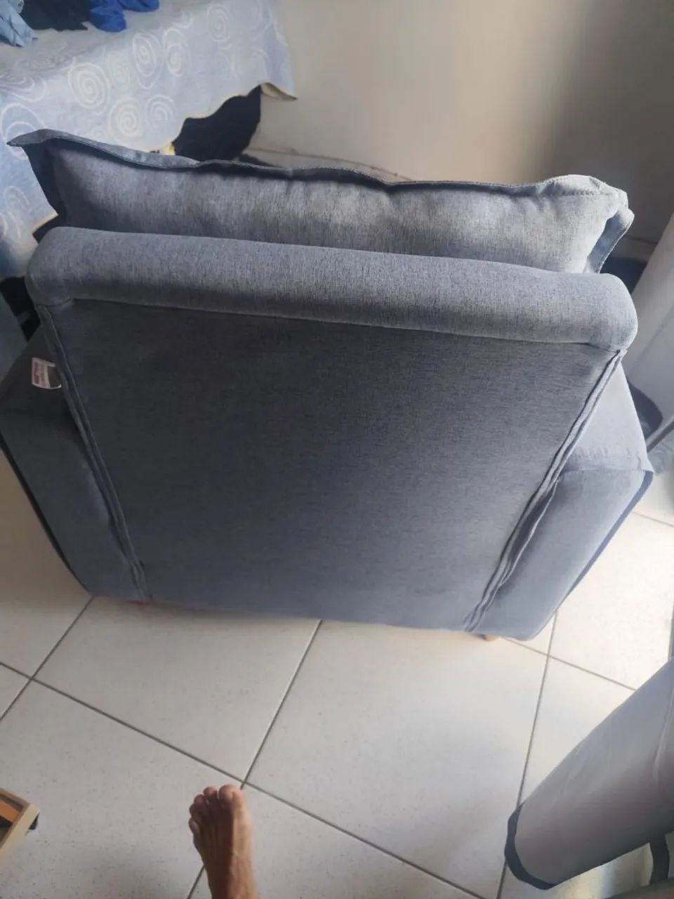 Poltrona decorativa cinza em suede - Foto 5