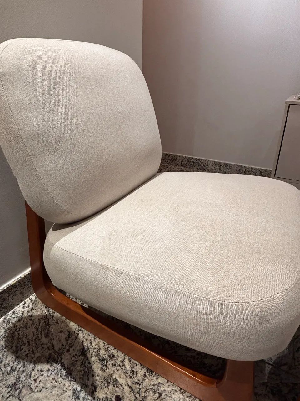 Poltrona de linho com pé em madeira maciça - Marca Me and Home  - Foto 3