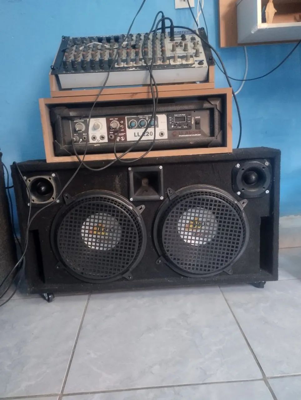 Som completo com mesa e amplificador e controle ? 