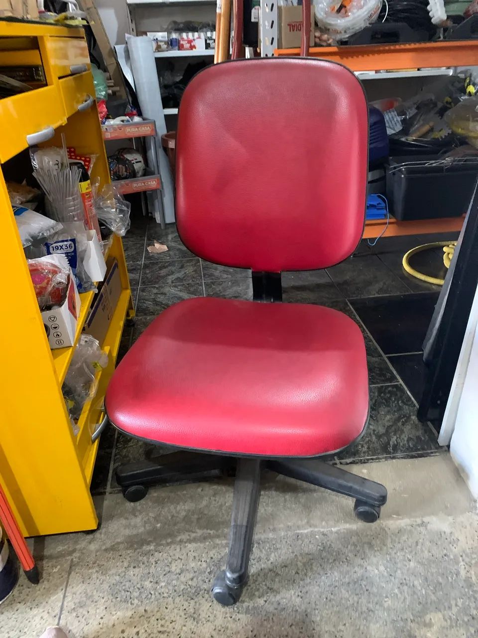 Cadeira de escritório na cor vermelha  