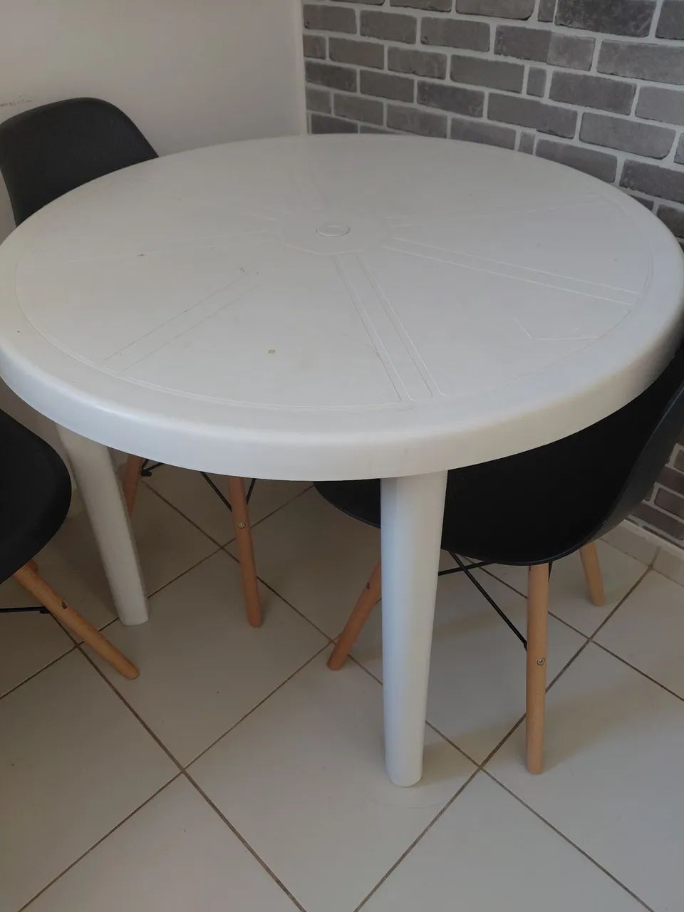 Vendo uma mesa de plástico!sem cadeiras  - Foto 2