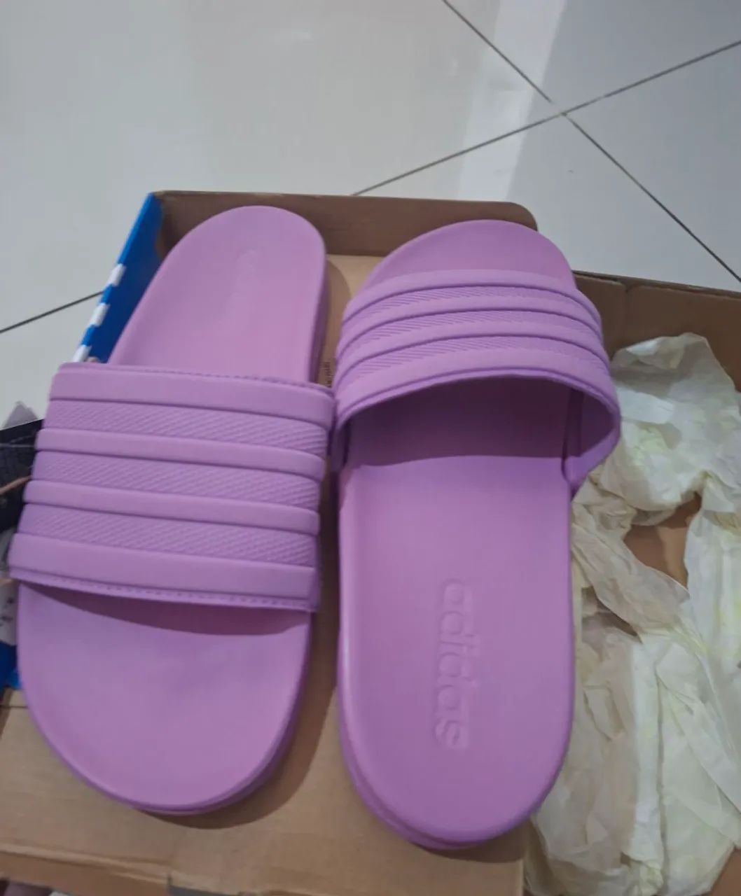 Chinelo Adidas adilette comfort roxo - Foto 2