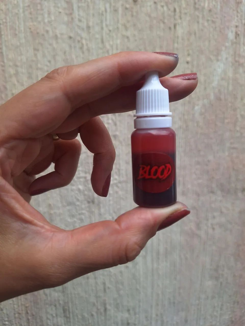Sangue falso artificial  não  comestível. 