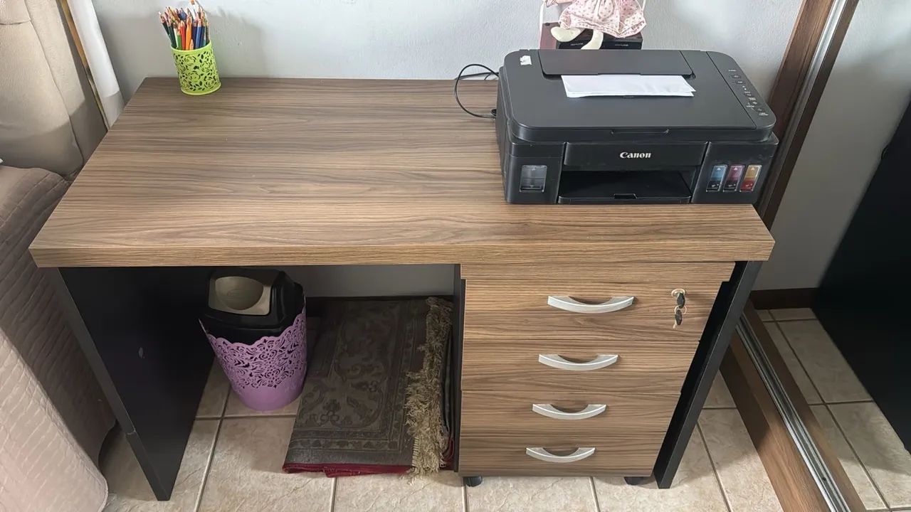 Mesa de escritório + gaveteiro com rodízio 