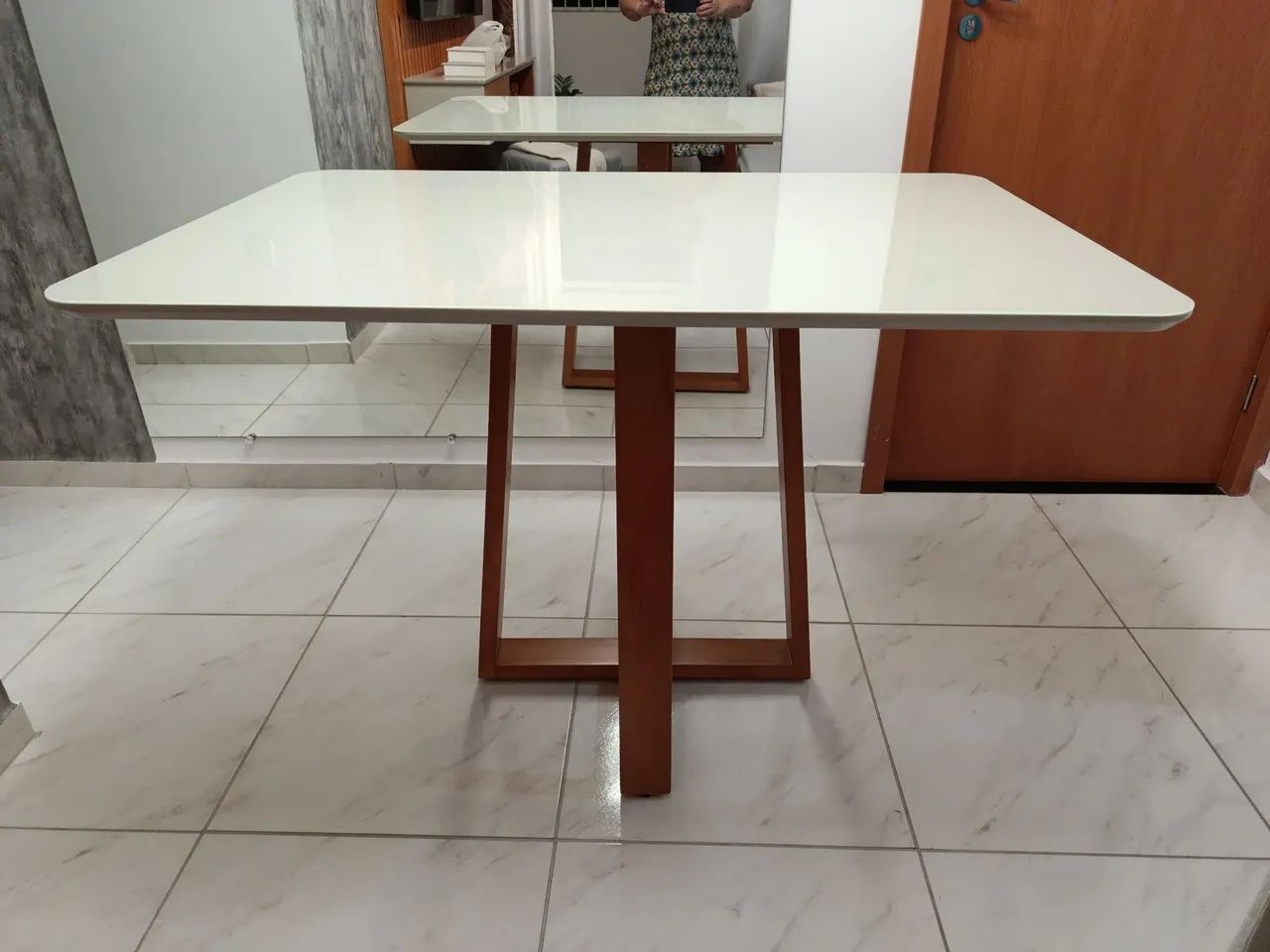 Vendo essa mesa sem as cadeiras 