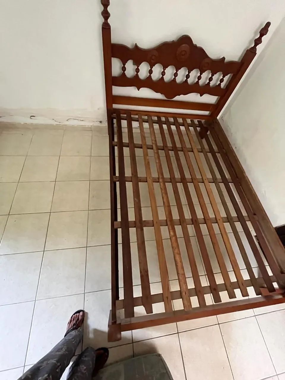 Cama de casal em madeira