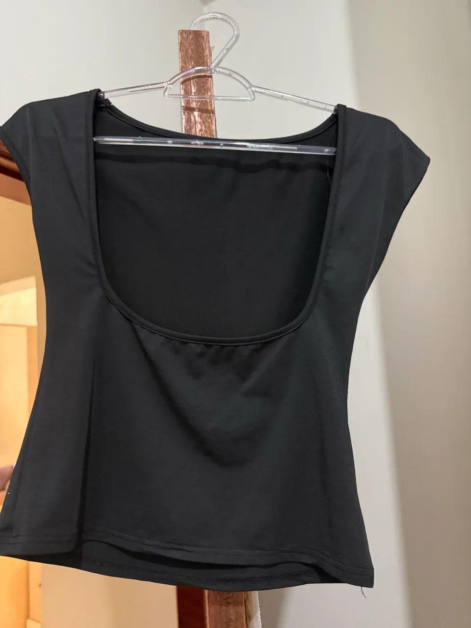 Blusa Preta com Decote nas Costas 