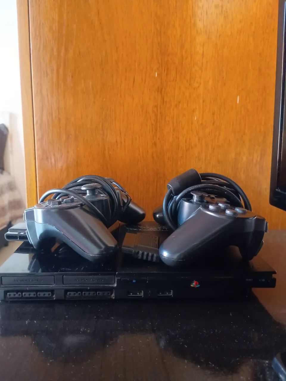 PS2 com dois controles 