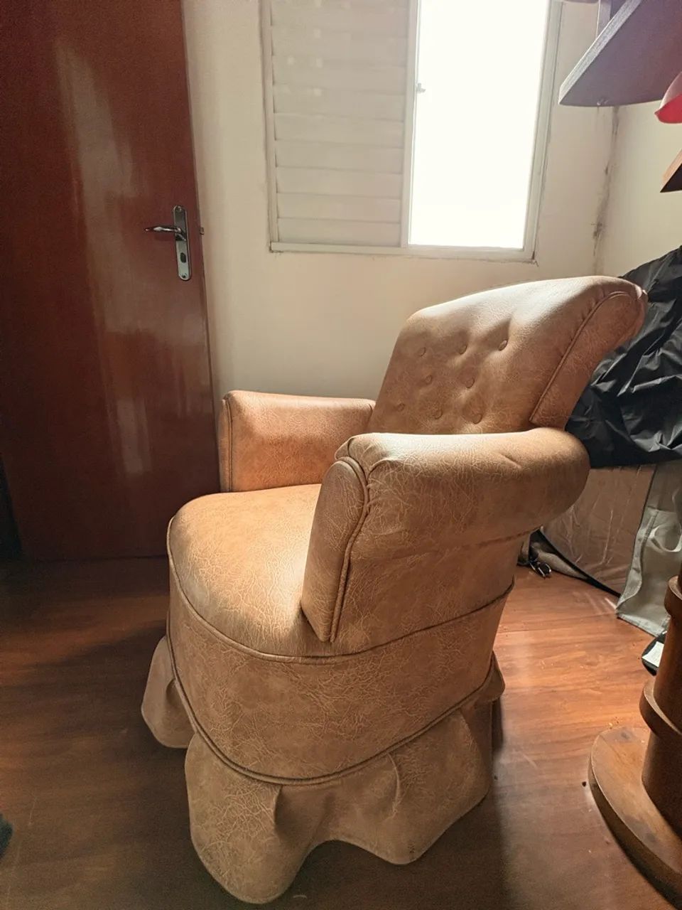 Poltrona Clássica Vintage Bege Estofada com Braços - Foto 2