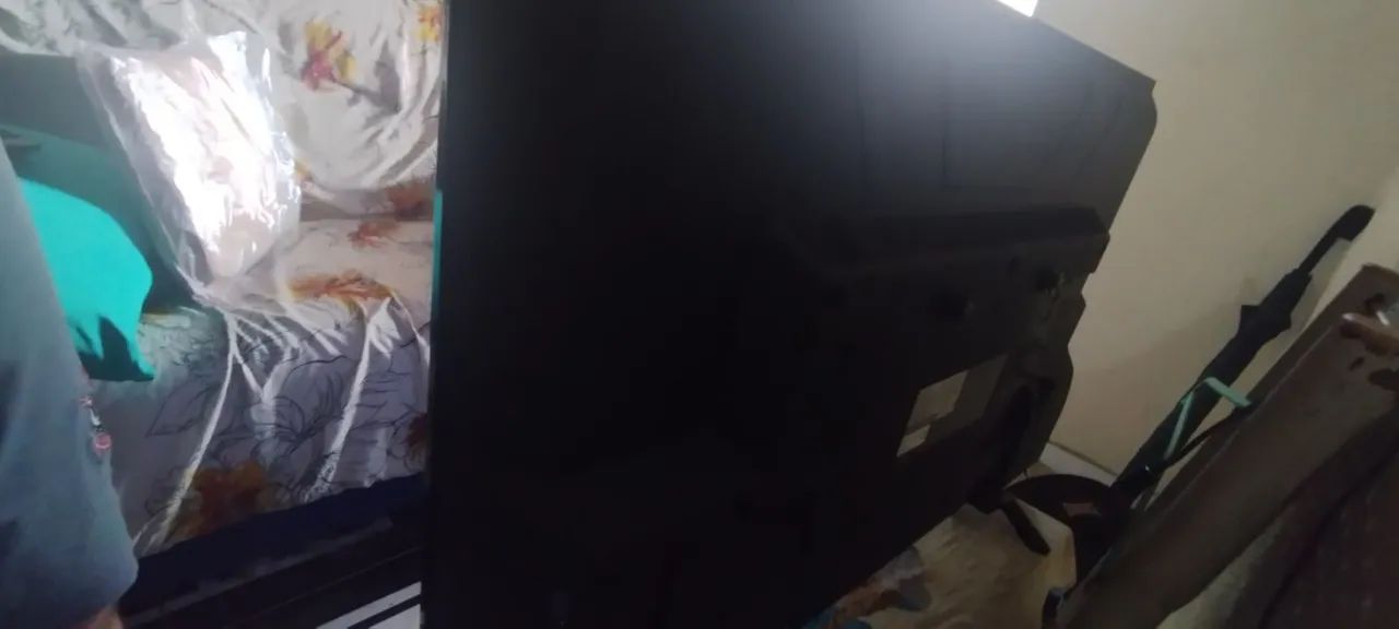 Vendo TV 40 polegadas smart Philips preta no valor 700 - Foto 3