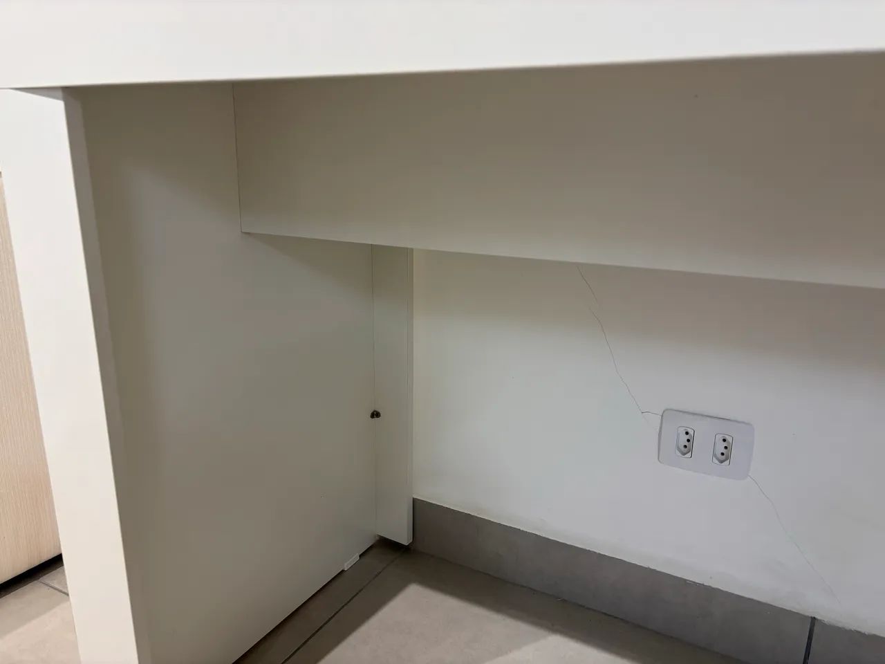Mesa Branca Moderna em Excelente Estado- Escritório ou Home Office  - Foto 2