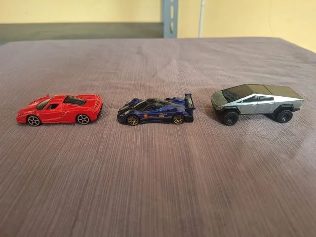 3 carrinhos usados, ferrari burago e outros hotwheels - Foto 4
