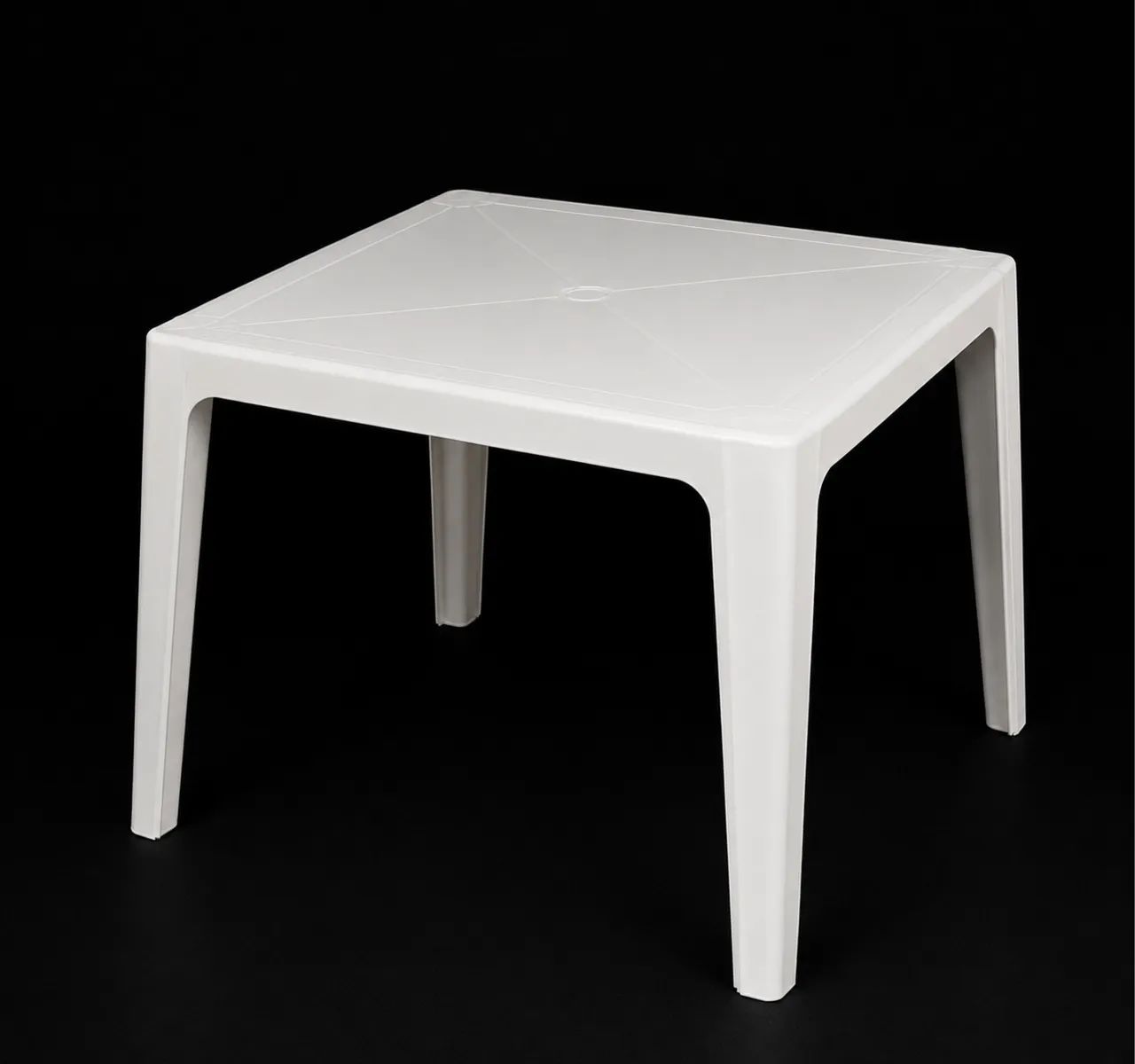 Mesa com cadeiras de plástico 