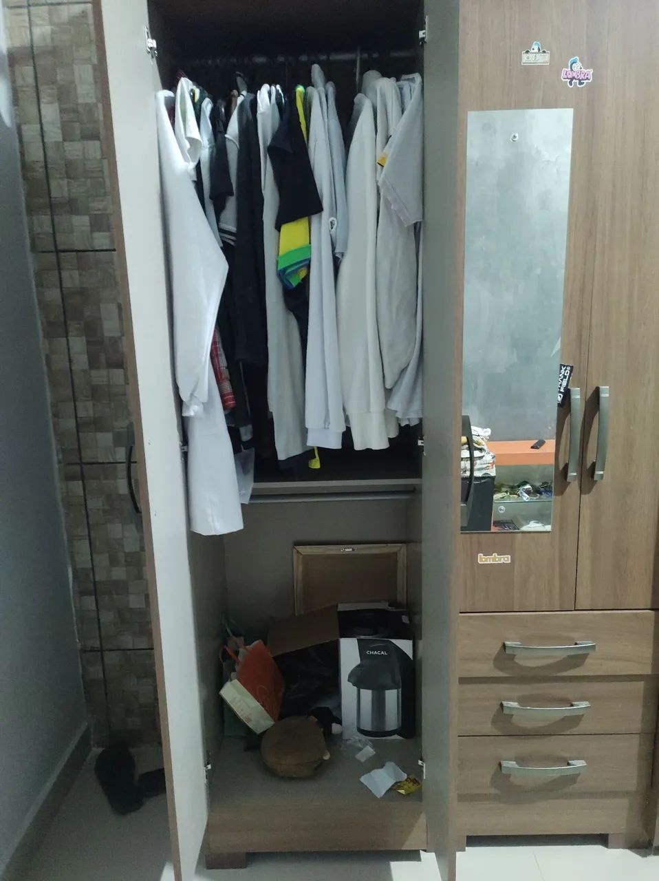 VENDE-SE GUARDA ROUPA SEMI NOVO - Foto 2