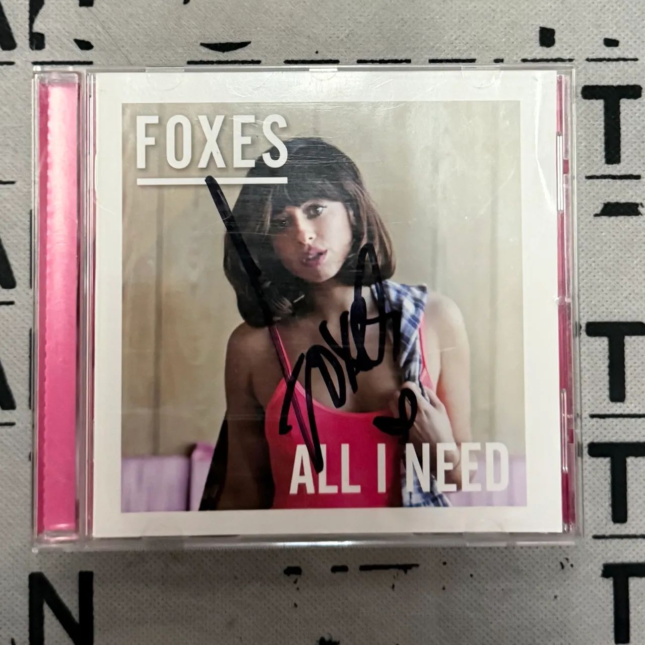 CD AUTOGRAFADO Foxes - All I Need (ABERTO) - Foto 2