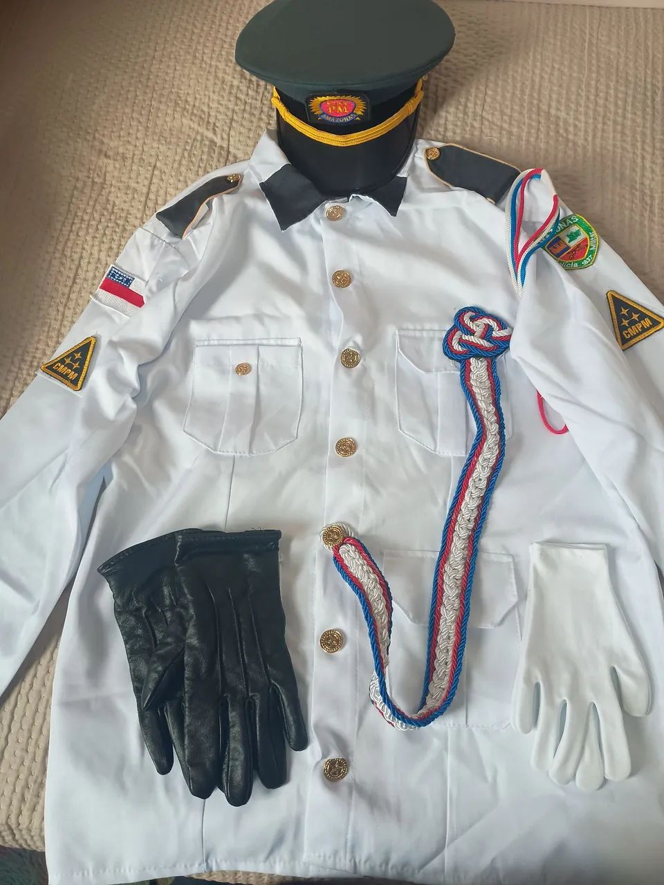 Aluga-se uniforme de gala.