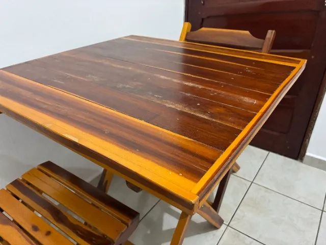 Conjunto mesa + 4 cadeiras dobráveis de madeira