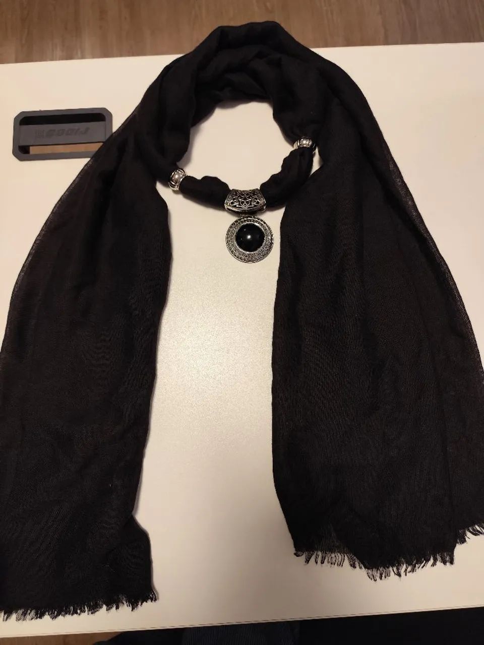 Lenço com bijuterias preto  - Foto 2