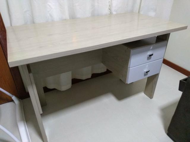 Mesa com duas gavetas e cadeira de rodinhas