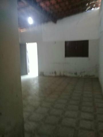 Vende -se uma casa com garagem, sala ampla, 3 quantos, cozinha ampla 1 banheiro e quintal - Foto 2