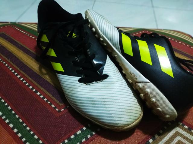 2 Chuteiras Adidas e Nike - Foto 4