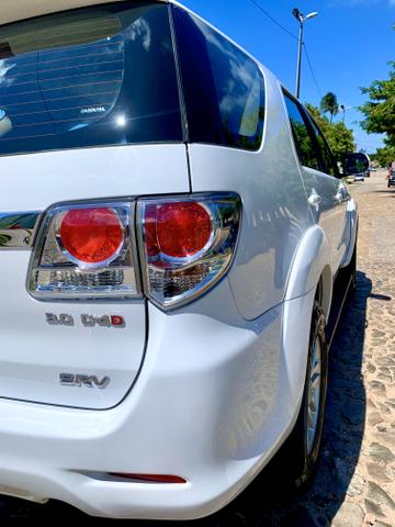 Toyota Hilux SW4 2013 diesel 7 lugares Pneus novos Pirelli!!! - Foto 2