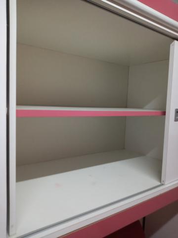 Armário branco com detalhes rosa - Foto 2