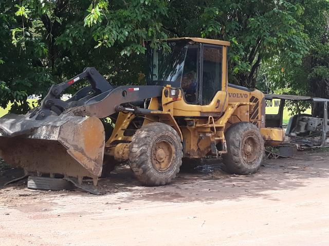 Alugo carregadeira volvo 12.000 com operador watss * , *