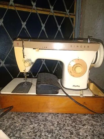Máquina de costurar antiga 