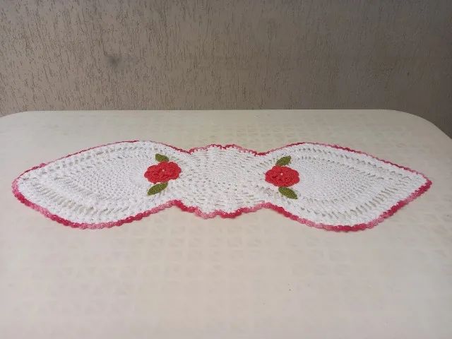 Caminho de mesa de crochê em formato de morangos - branco com flores rosas - Foto 2