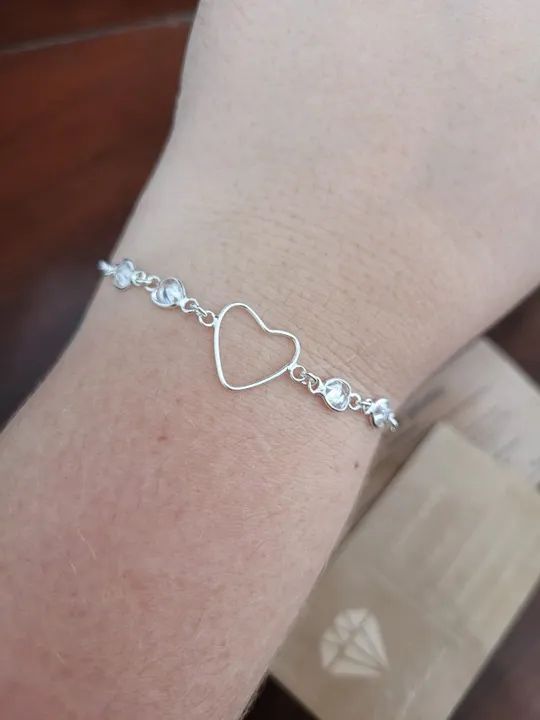 Pulseira feminina de coração vazado em prata 925 com pedras - Foto 2