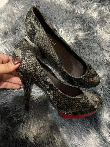 Scarpin pele de cobra 