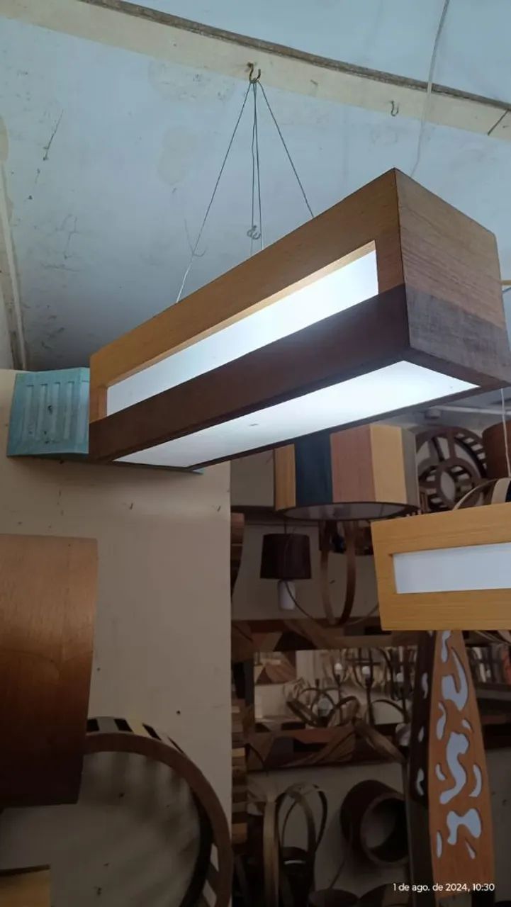 Luminária de teto moderna em madeira