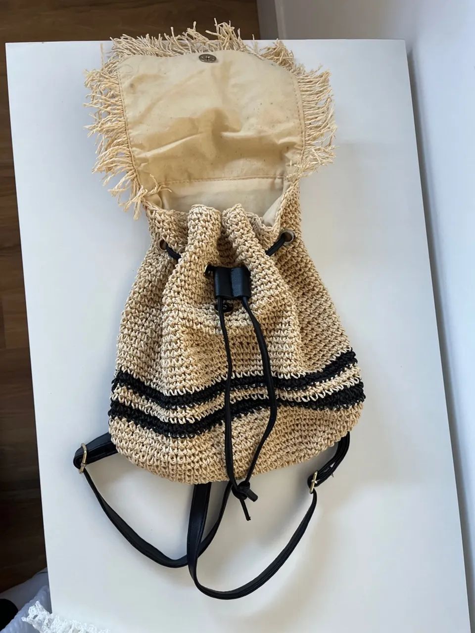 Mochila palha com detalhes em preto - Foto 3