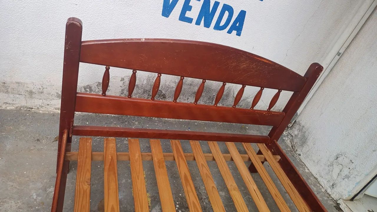 Cama Casal de Madeira - Super Conservada - Foto 2